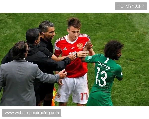 戈洛温向裁判鼓掌讽刺，两黄变一红提前离场