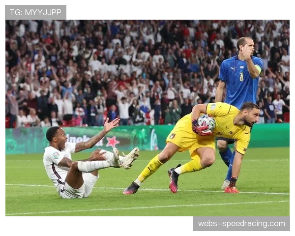 特写镜头：奥格斯堡门将吉凯维奇扑出关键点球后的怒吼庆祝