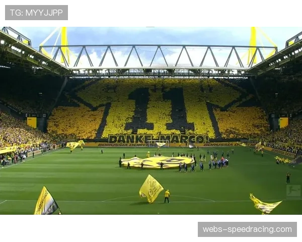 特写：王子公园球场北看台巨型TIFO，致敬即将离队的传奇边卫